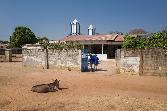 Life and medical aid in Buniadu, The Gambia, by Angelika Berndt photography.