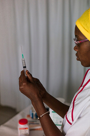 Life and medical aid in Buniadu, The Gambia, by Angelika Berndt photography.