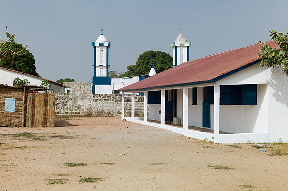 Life and medical aid in Buniadu, The Gambia, by Angelika Berndt photography.