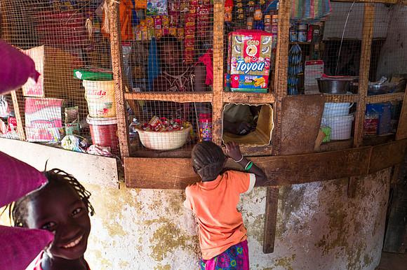 Life and medical aid in Buniadu, The Gambia, by Angelika Berndt photography.