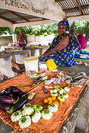 Life and medical aid in Buniadu, The Gambia, by Angelika Berndt photography.