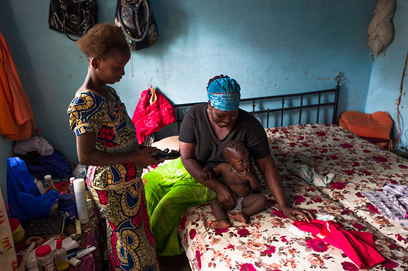 Life and medical aid in Buniadu, The Gambia, by Angelika Berndt photography.